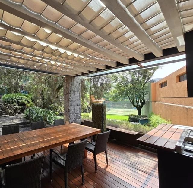 Casa en venta o renta en Jardines del Pedregal, cto de servicio, cancha, jardín y más