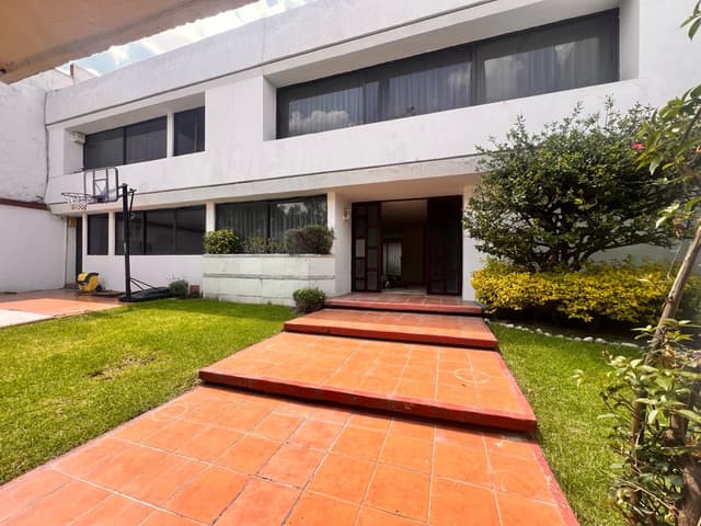 Casa en renta con 3 recámaras, jardín y cabaña.