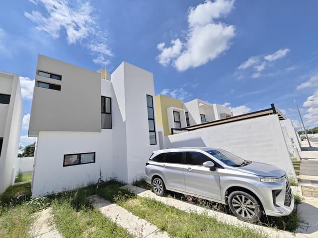 casa en venta en Merida- residencial Floresta- gran jardín