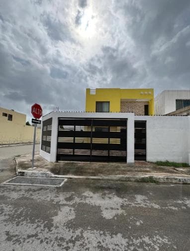 casa en renta en merida- esquina, bardeada, con terreno grande- 3 habitaciones