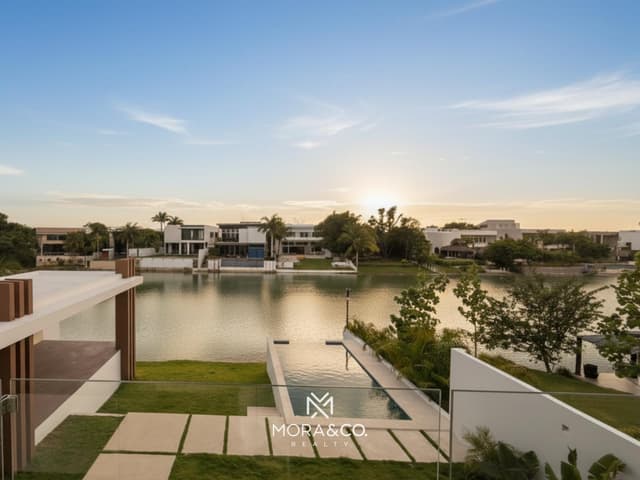 Residencia de lujo frente al lago en Lagos del Sol