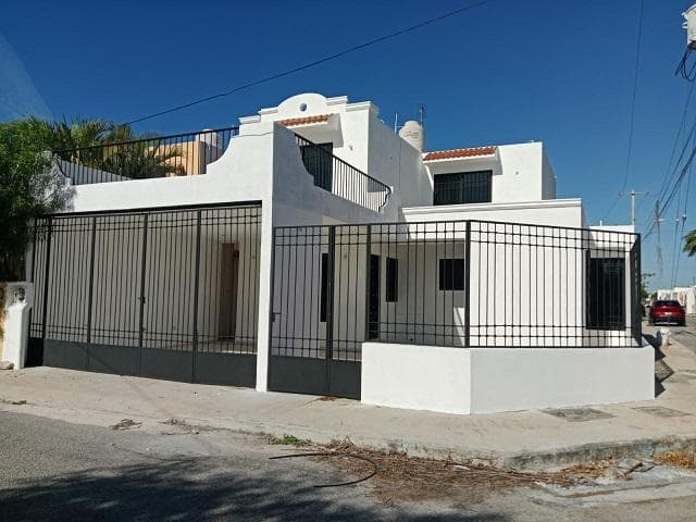 En dos plantas con recámara en planta baja, dentro de la ciudad, Paraiso Maya, Merida