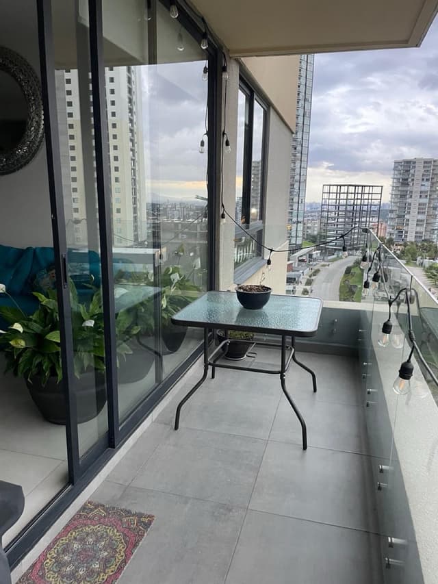 Hermoso departamento con terraza y excelente vista.