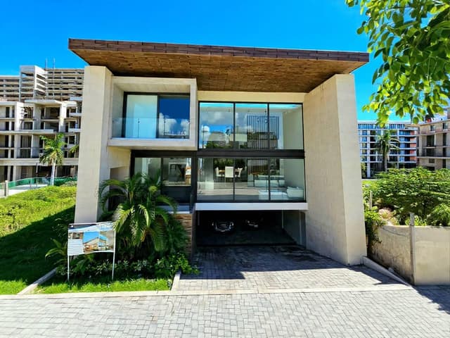 Marina Puerto Cancun | Casa de 4 Recamaras en Venta