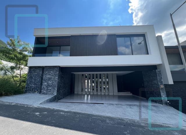 CASA EN VENTA EN COLONIA CASTAÑOS DEL VERGEL ZONA CARRETERA NACIONAL MONTEREY
