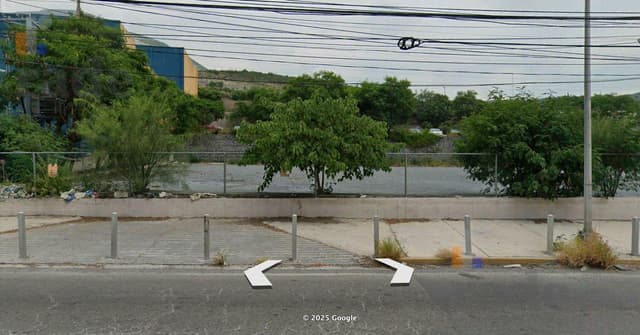Terreno en renta en Av. Aarón Sáenz Garza, Monterrey NL.
