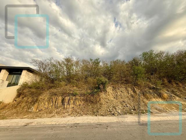 TERRENO ASCENDENTE EN VENTA SIERRA ALTA CARRETERA NACIONAL MONTERREY