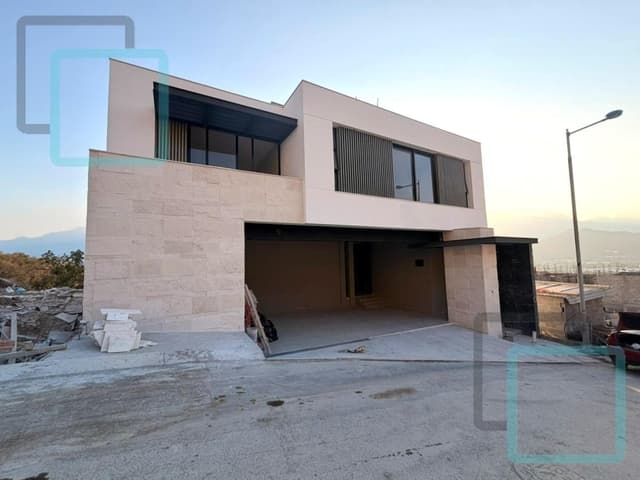 CASA EN VENTA EN COLONIA CASTAÑOS DEL VERGEL ZONA CARRETERA NACIONAL MONTERREY