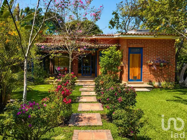 SE VENDE CASA DE UN PISO EN EXCLUSIVO FRACCIONAMIENTO. EN JIIUTEPEC