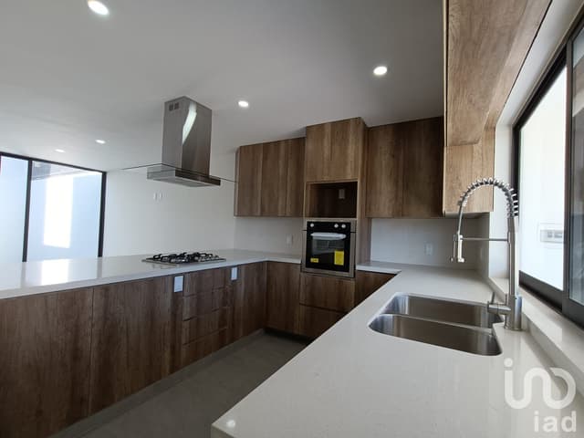 Casa en Venta en zona San Isidro con Roof Garden a 10 minutos de Costco periférico norte