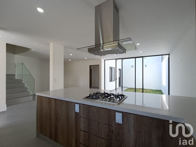 Casa en Venta en zona San Isidro con Roof Garden a 10 minutos de Costco periférico norte