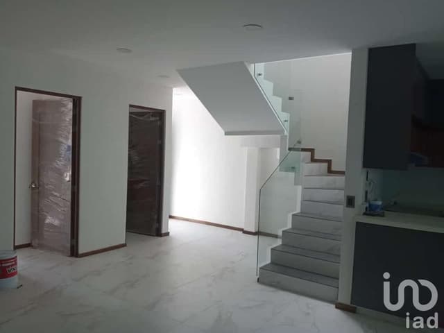 SE VENDE CASA EN LAS MARIANAS ATRAS DE VERGEL POR POLICIA Y TRANSITO MORELIA