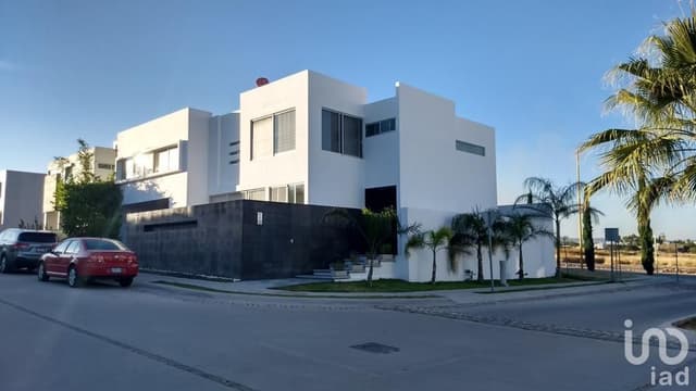 EN VENTA AMPLIA CASA EN CONDOMINIO RUSCELLO, AGUASCALIENTES