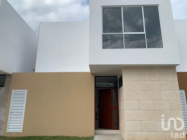 Casa en Venta de 3 Recamaras con Paneles Solares en Privada en Poligono Sur de Cancún