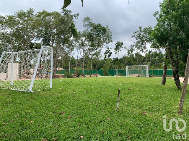 Casa en Venta de 3 Recamaras con Paneles Solares en Privada en Poligono Sur de Cancún