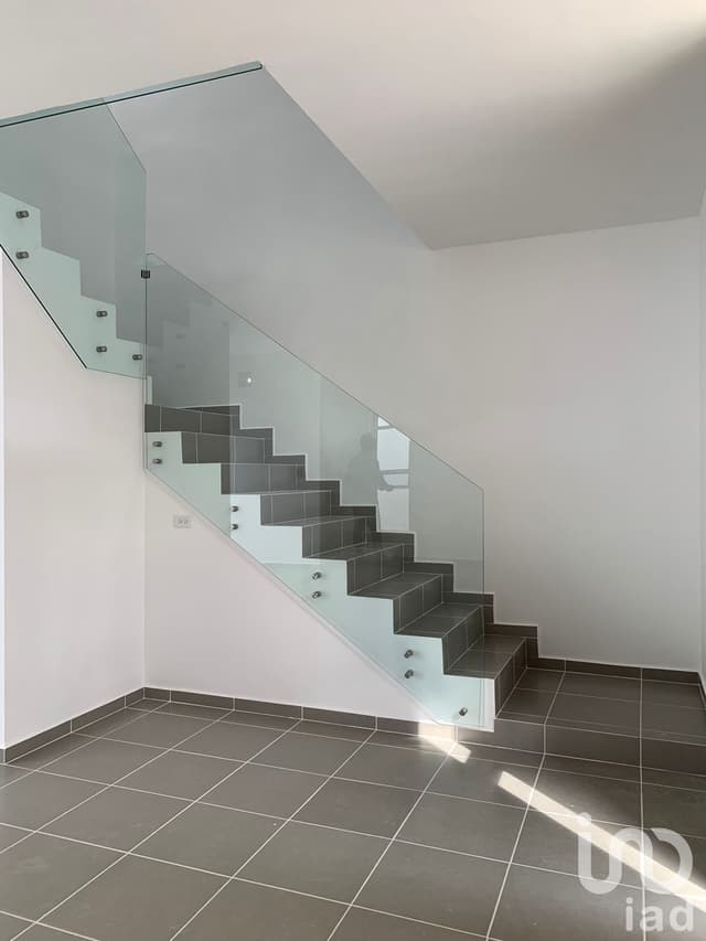 Casa en Venta de 3 Recamaras con Paneles Solares en Privada en Poligono Sur de Cancún