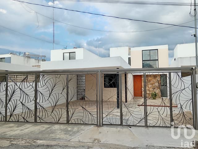 CASA SOLA EN RENTA EN CONKAL CON PISCINA, TRES RECAMARAS Y AMPLIOS ESPACIOS EN DOS NIVELES