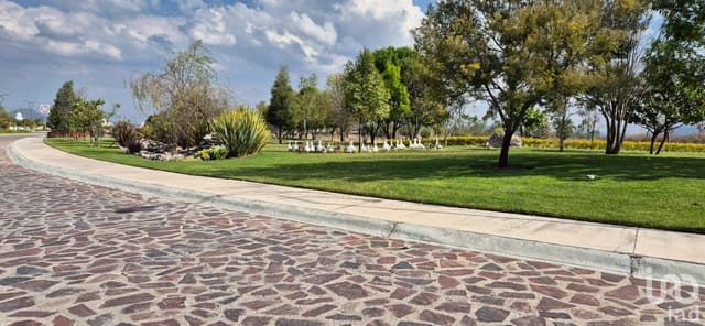 TERRENO EN VENTA QUERETARO EN EL FARO DE LOS CISNES CON CLUB HIPICO, LAGO Y CASCADAS