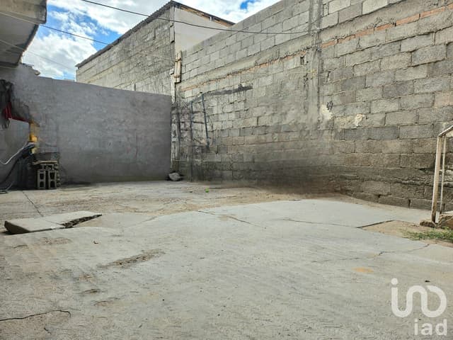 SE VENDE CASA POR EJE VIAL Y BLVD ZARAGOZA 2 PLANTAS