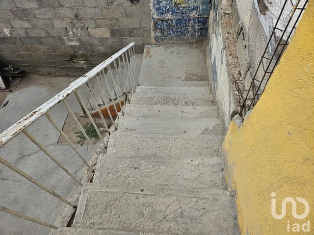 SE VENDE CASA POR EJE VIAL Y BLVD ZARAGOZA 2 PLANTAS