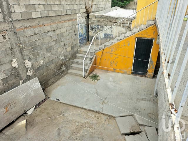 SE VENDE CASA POR EJE VIAL Y BLVD ZARAGOZA 2 PLANTAS