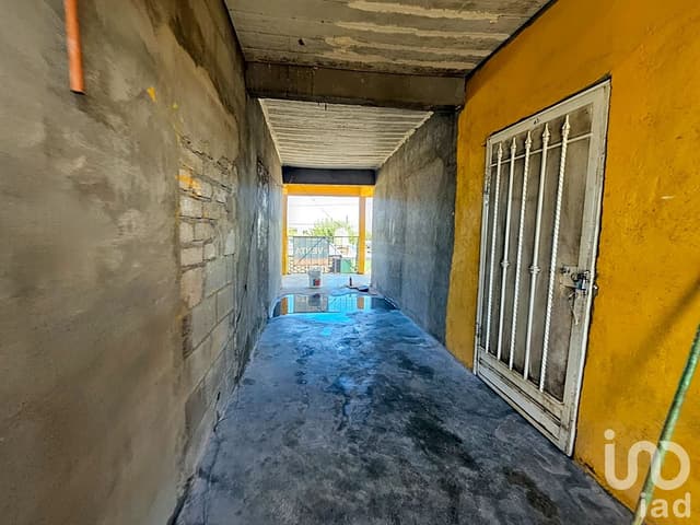 SE VENDE CASA POR EJE VIAL Y BLVD ZARAGOZA 2 PLANTAS