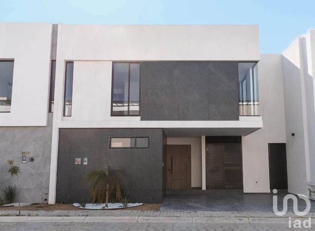 Casa en venta en Parque Chiapas, Lomas de Angelópolis III – Recámara en planta baja y rooftop