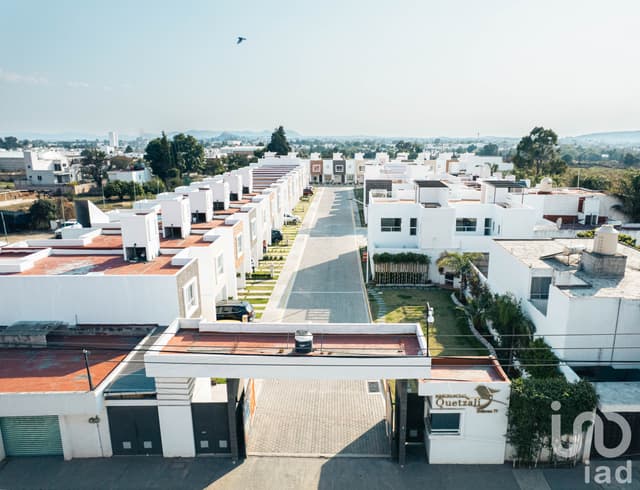 Casa en venta con roof garden y vista a los volcanes en Cuautlancingo – Residencial Quetzalí