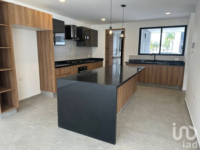 Casa Lomas de Angelópolis: 330m², 4 Recámaras y Roof Garden en Parque Nayarit