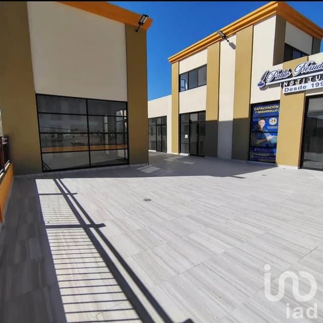 LOCAL EN RENTA PLAZA SAN FELIPE CON TERRAZA