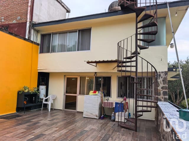 Casa en Venta en Ahuatepec, Cuernavaca. ¡Clima ideal y Jardín espectacular! Se aceptan créditos.