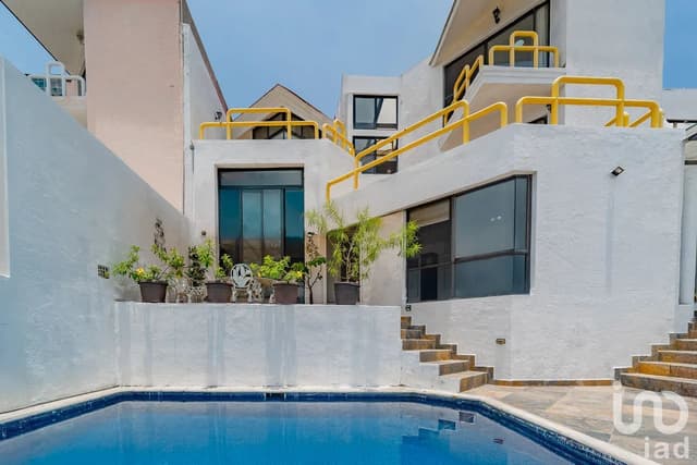 Casa en Lomas de Cuernavaca con Vistas Panorámicas, Alberca y Bungalow