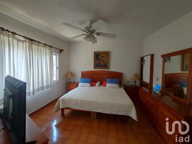 Casa 1 nivel con 2 bungalows, 5 rec+amaras alberca, jardín y seguridad.