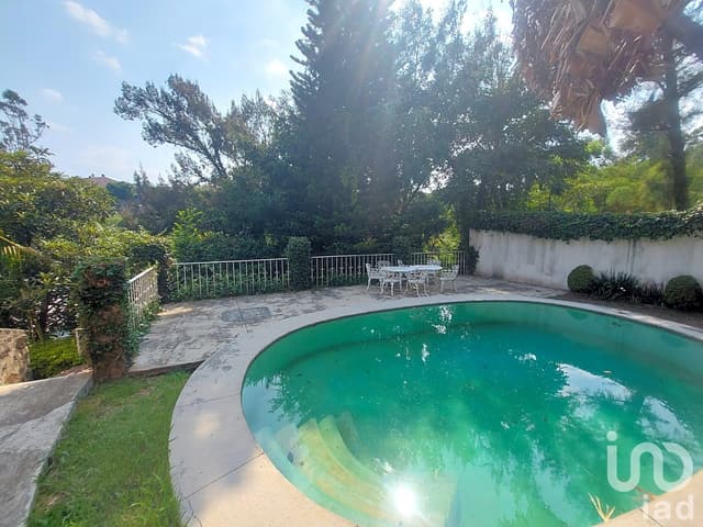 Casa con 3 recámaras, 2 estacionamientos zona Norte Cuernavaca y amplio jardín.