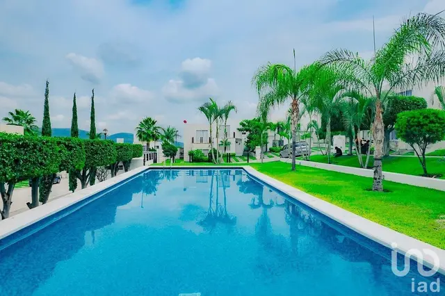 Casa con Jardín Privado y Frente Alberca en Solares Xochitepec Morelos