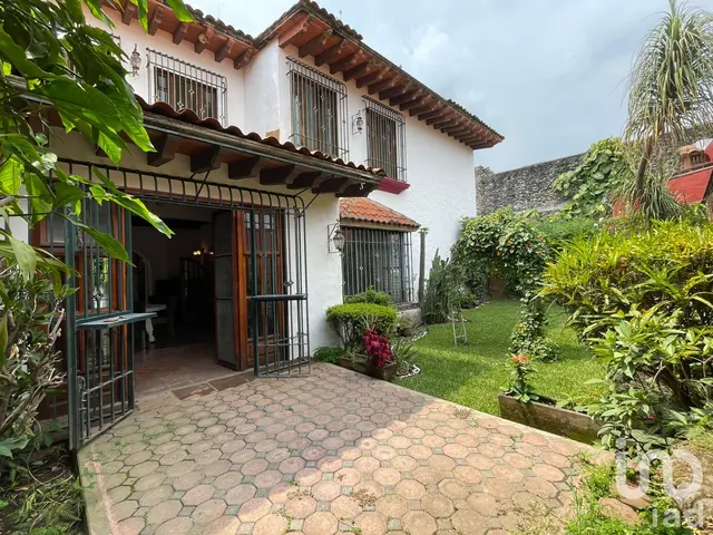 Casa sola en renta Vistahermosa 4 recámaras