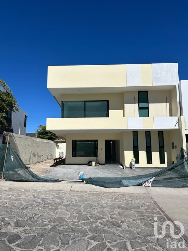 PRE-VENTA CASA EN LOS ROBLES RESIDENCIAL PROLONGACION MARIANO OTERO KM 5.5