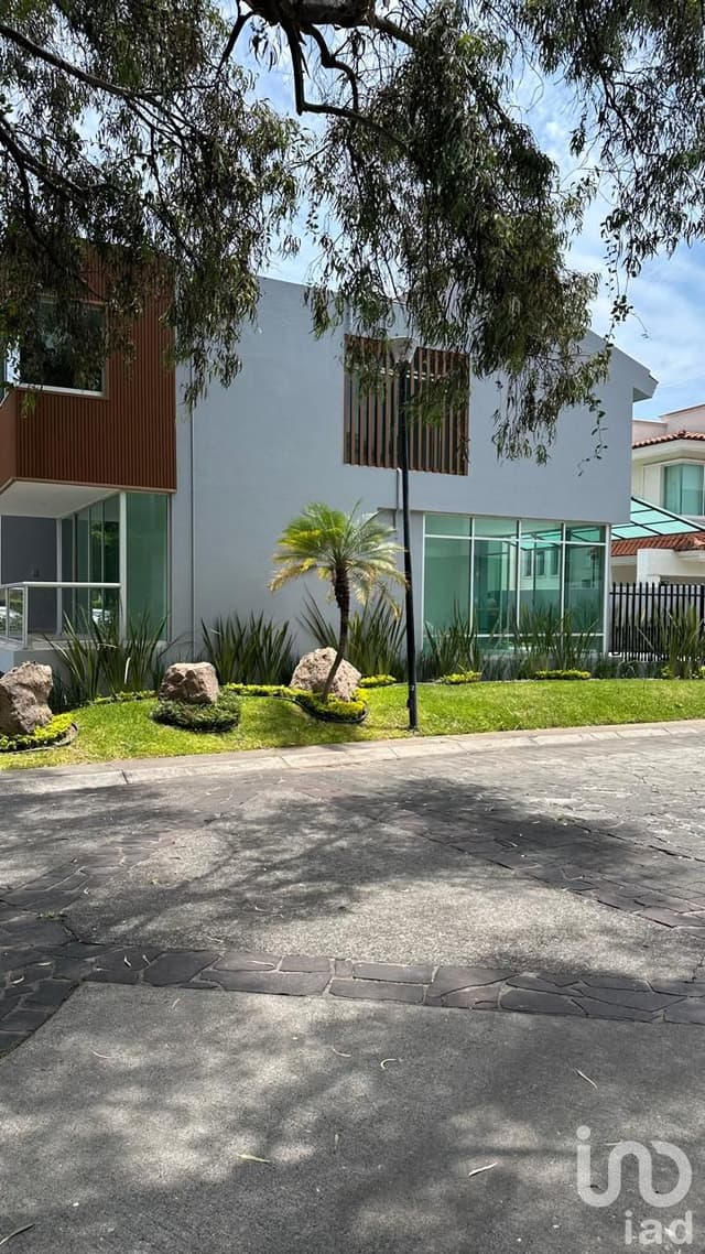 CASA EN ELFRACCIONAMIENTO DEL MANANTIALCOMPLETAMENTE REMODELADA EN TLAJOMULCO DE ZUÑIGA JALISCO