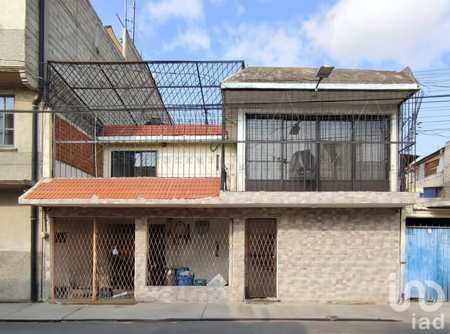 OPORTUNIDAD ÚNICA:AMPLIA CASA QUE REQUIERE REMODELARSE A TU GUSTO EN COL. RENOVACIÓN, IZTAPALAPA.
