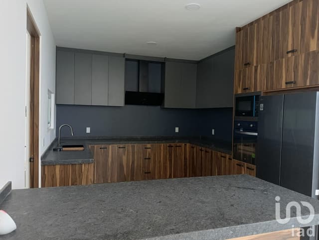 Casa de lujo en esquina en Altozano, equipada con domótica y diseño de vanguardia