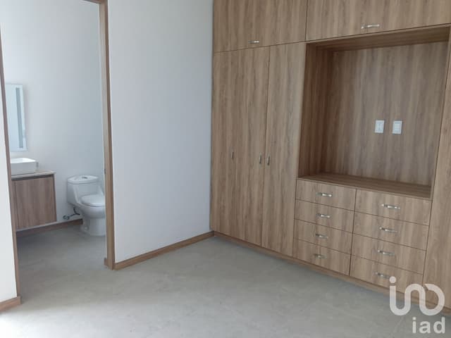 ¡Exclusiva Casa Inteligente en Altozano con Jardín y 3 Cocheras!