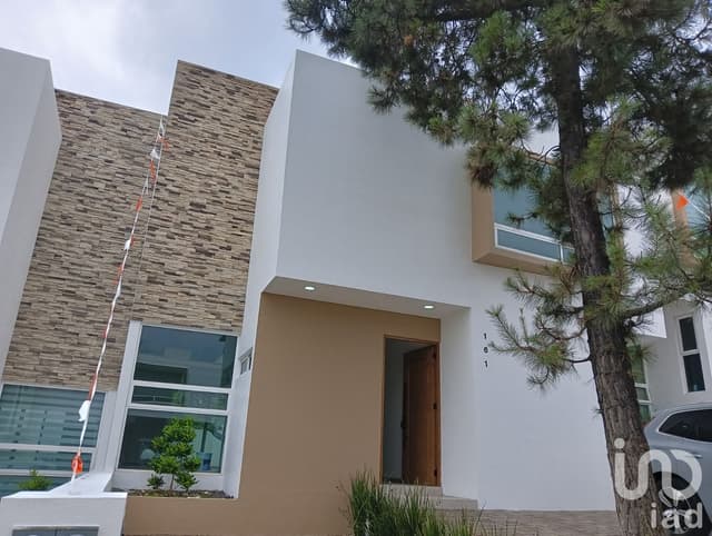 ¡Exclusiva Casa Inteligente en Altozano con Jardín y 3 Cocheras!