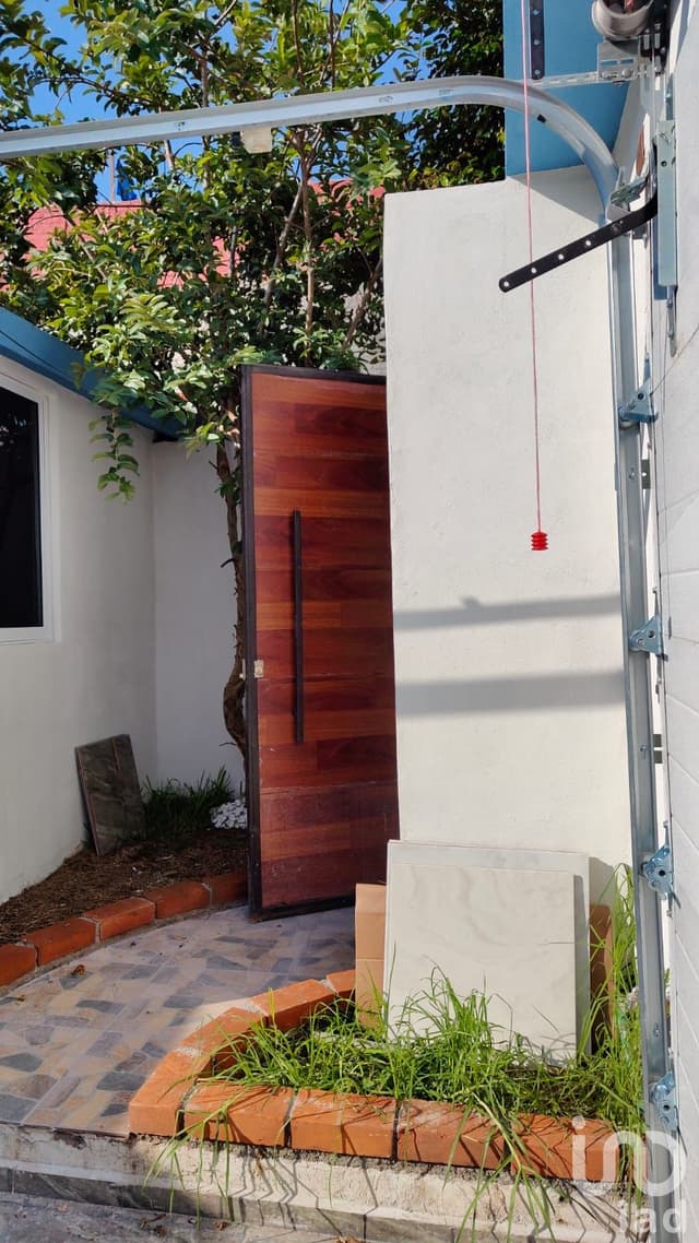 Casa en venta Loma Real con cochera, patio amplio y 2 recámaras