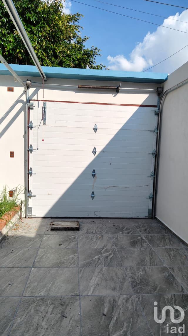 Casa en venta Loma Real con cochera, patio amplio y 2 recámaras