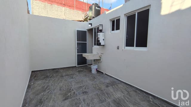 Casa en venta Loma Real con cochera, patio amplio y 2 recámaras