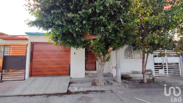 Casa en venta Loma Real con cochera, patio amplio y 2 recámaras