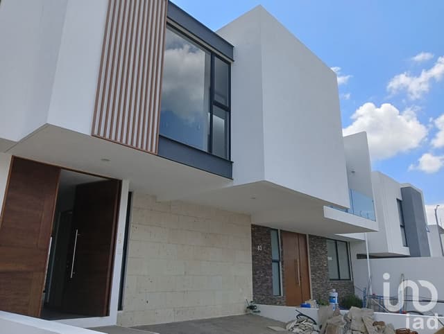 Casa en Venta Amplia y moderna residencia de 3 recámaras en en Privado Loma Alta Tres Marías