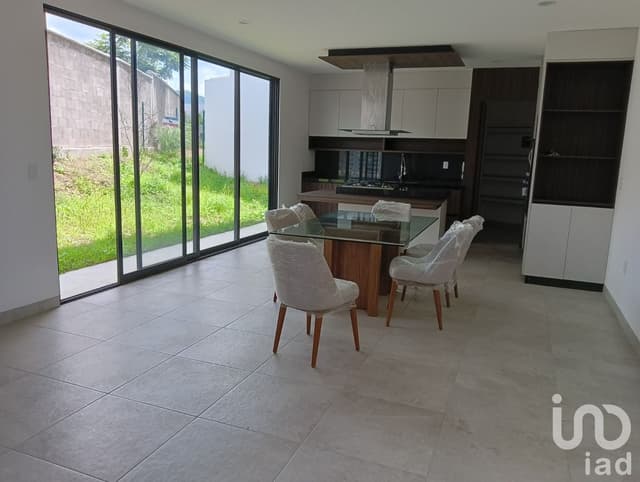 Casa en Venta en Privado Loma Alta Tres Marías Residencia con Jardín