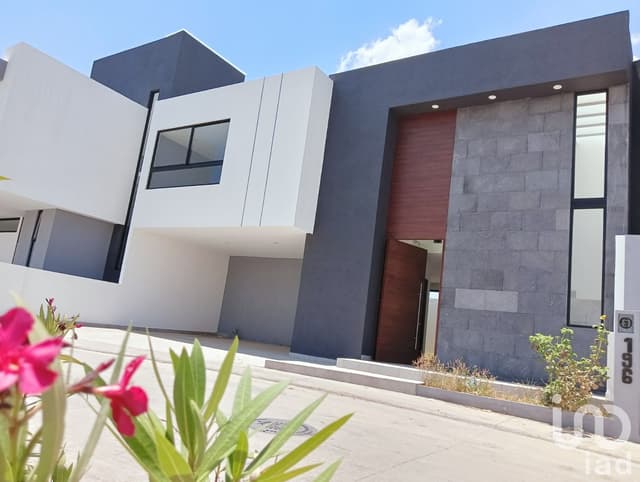Casa en Venta Elegante Residencia en Privado Loma Alta Tres Marías 3 Recámaras, Jardín