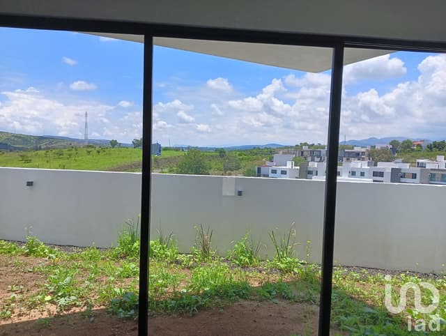 Casa en venta en Privado Lomalta Tres Maria con Cocina Equipada y Jardín Interno